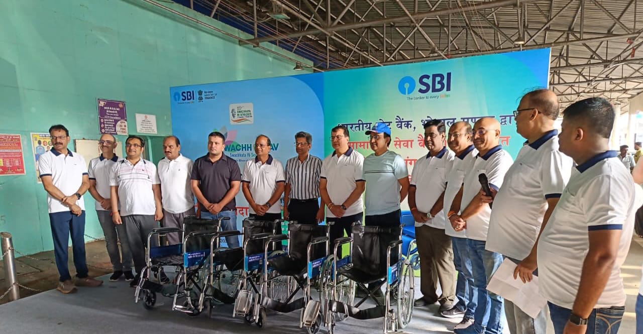 ​SBI की CSR पहल: 4 व्हीलचेयर भेंट